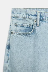 Jeans capri de tiro medio y corte recto de la colección Zara Woman Collection, en color celeste lavado, con diseño de cinco bolsillos y cierre frontal con cremallera y botón metálico.