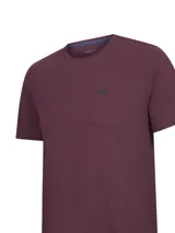 Remera de algodón orgánico color bordó, con cuello redondo, mangas cortas y bolsillo frontal en el pecho con logo bordado.
