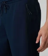 Bermuda deportiva Get Over de color azul marino, con textura discreta en relieve, cintura elástica ajustable con cordón y bolsillos laterales con cierre.