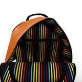 Mochila color marrón de cuero sintético con cierre de cremallera y asa superior negra.