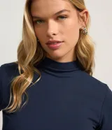Blusa de ribana color marrón, con mangas cortas y cuello alto, de corte ajustado al cuerpo.