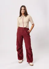 Pantalón de pana color bordeaux, de corte ancho y tiro alto.