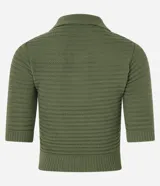Blusa de punto texturizado color verde militar, con cuello polo, cierre frontal de tres botones y mangas cortas.