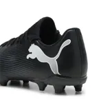 Championes de fútbol Puma Future 7 Play FG/AG, color negro con logo Puma en blanco.