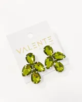 Par de caravanas colgantes con forma de flor, con cinco cristales facetados en forma de lágrima color verde oliva y engarce plateado.