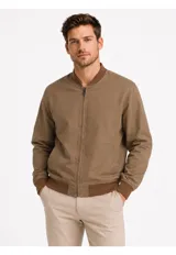 Campera tipo bomber color marrón, de microfibra, con cierre frontal completo, bolsillos laterales ribeteados y puños, cuello y ruedo de rib elástico.