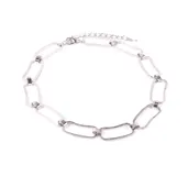 Collar plateado con eslabones rectangulares irregulares.