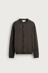 Cárdigan regular fit de punto color marrón oscuro, de manga larga con cuello redondo y cierre frontal de botones.