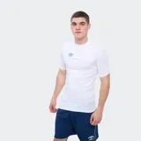 Remera térmica deportiva de manga corta y cuello redondo, de color azul marino, con logo de Umbro estampado en blanco en el pecho.