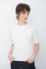 Remera básica de algodón color blanco, con cuello redondo y mangas que llegan hasta el codo.