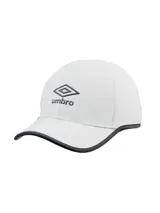 Gorro tipo gorra Umbro color blanco con ribete negro en la visera y logo de la marca estampado en el frente.