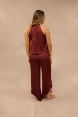 Pantalón largo color bordó de corte recto y diseño fluido.
