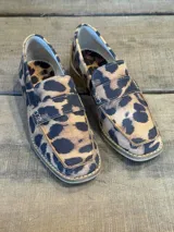 Mocasín clásico de mujer con estampado animal print de leopardo, confeccionado en material textil con costuras a la vista y suela plana.