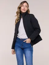 Campera matelaseada de color negro con diseño de rombos, cuello alto, cierre frontal completo y bolsillos laterales. Cuenta con presillas ajustables con hebilla metálica en la cintura.