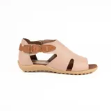 Sandalia baja combinada de cuero en color celeste con detalles en marrón tostado, tira con hebilla lateral ajustable y suela texturizada.