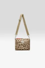Bandolera compacta con estampado animal print tipo leopardo, correa ajustable de lona color beige y cierre superior con tirador naranja.