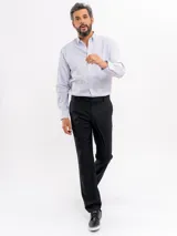 Pantalón de vestir de corte recto, color azul marino, con cierre de cremallera y botón, y bolsillos laterales.