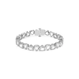 Pulsera rígida plateada con cristales blancos talla trilliant engarzados y cierre de mosquetón oculto.