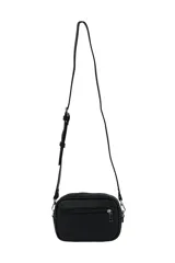 Bandolera color beige con textura granulada, adornada con remaches metálicos plateados en el frente. Cuenta con cierre superior y correa ajustable.