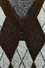 Jersey de punto con diseño de rombos en tonos marrón y gris, escote en pico con detalle de encaje, manga larga y cierre frontal con botones.