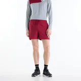 Short deportivo New Balance color bordó, con cintura elástica con cordón ajustable exterior, bolsillos laterales y logo reflectante en la pierna.