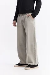 Pantalón de jean con corte super baggy, de tiro medio, con diseño amplio y holgado en piernas y cadera.