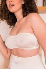 Soutien strapless color crudo, moldeado en lycra, sin aro, con ganchos regulables en la espalda y ballenas en los costados.