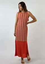 Vestido largo tejido a crochet, con rayas verticales color naranja y beige, sin mangas y con aberturas laterales.