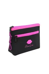Necessaire de diseño rectangular en color negro, con detalles en fucsia vibrante en los cierres y bordes. Presenta un aplique de labios fucsia y el logo de la marca estampado en la parte frontal. Cuenta con cierre principal y bolsillo frontal con cierre.