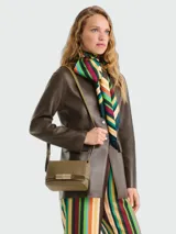 Cartera cruzada Longchamp modelo Le Smart Flow S, confeccionada en cuero texturizado negro, con solapa frontal y cierre metálico dorado. Cuenta con correa fina ajustable para llevar al hombro o cruzada.