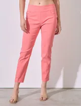 Pantalón blanco de gabardina elastizada, marca Ruby Rd, con pretina ancha elastizada, bolsillos delanteros simulados, bolsillos traseros aplicados y largo al tobillo.