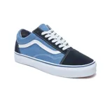 Championes Vans modelo Old Skool, con diseño clásico de caña baja. Presentan una combinación de paneles de lona azul y refuerzos de gamuza en puntera y talón, con la icónica banda lateral blanca y suela de goma vulcanizada.