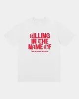 Remera blanca de manga corta, con cuello redondo y diseño estampado en el centro con la frase "Killing in the name of" en color rojo.