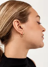 Par de aros tipo argolla de acero quirúrgico hipoalergénico color dorado.