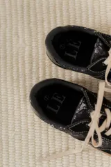 Championes urbanos de diseño acolchado, combinando tonos marrones, beige y detalles metalizados con textura. Cuentan con cordones al tono y suela de goma color caramelo.