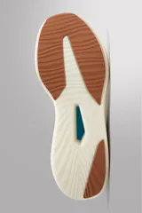 Zapatillas de running Zara Athleticz color crudo con detalles en marrón y gris. Capellada de tejido de punto transpirable, suela de TPU con tecnología Brightfoam, plantilla OrthoLite® extraíble y refuerzos Shield Protect Max en puntera y talón.