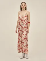 Mono largo de seda viscosa stretch con estampado de flores y tigres. Presenta cuello y espalda con escote en V, tirantes finos y bolsillos laterales.