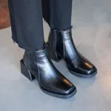 Bota corta de cuero vacuno con diseño tricolor, combinando paneles en negro, blanco y cuero texturizado efecto reptil en tono marrón. Presenta taco cuadrado forrado, punta cuadrada y cierre lateral interno.