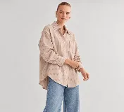 Camisa oversize a rayas de corte amplio y largo asimétrico, con cuello camisero, cierre frontal de botones, bolsillo aplicado en el pecho y mangas largas con puños abotonados.