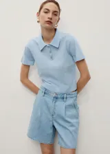Short de jean de tiro medio con diseño recto, detalle de pinzas frontales, cierre de botón y cremallera, trabillas para cinturón y bolsillos laterales y traseros.