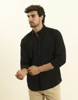 Camisa de manga larga con cuello abotonado y bolsillo frontal, confeccionada en una mezcla de algodón y lino.