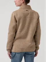 Campera polar de tejido melange en tono caramelo, con cuello alto, cierre frontal completo y bolsillos laterales e incorporado en el pecho con tiradores.
