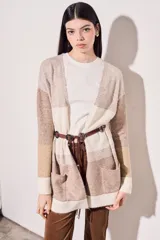 Cárdigan largo de punto con diseño color block en tonos beige, marrón y blanco. Tiene bolsillos delanteros y corte holgado.