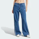 Jean de corte holgado y tiro medio, confeccionado en denim azul. Presenta las icónicas tres tiras de la marca en los laterales y el logo del trébol bordado en la parte frontal.