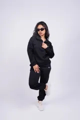 Pantalón de jogging color beige con cintura elástica y logo estampado en blanco en el muslo.