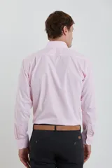 Camisa de vestir Harrington Label de color celeste, con cuello italiano y manga larga. Presenta un diseño formal con cierre frontal de botones.