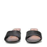 Sandalias de cuero negro marca Bottero, con taco ancho y diseño destalonado de una sola faja ancha en la parte delantera.