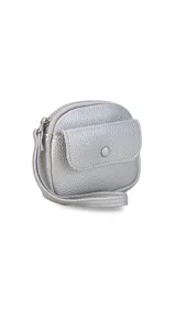 Monedero compacto de símil cuero con textura granulada, cuenta con un compartimento principal con cierre, correa de mano y un bolsillo frontal con solapa y botón a presión.