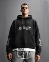 Canguro negro con capucha y cordones, con logo de Fórmula 1 estampado en el pecho y en las mangas, estilo desgastado.