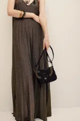 Vestido largo de tirantes finos con acabado metalizado y diseño plisado.